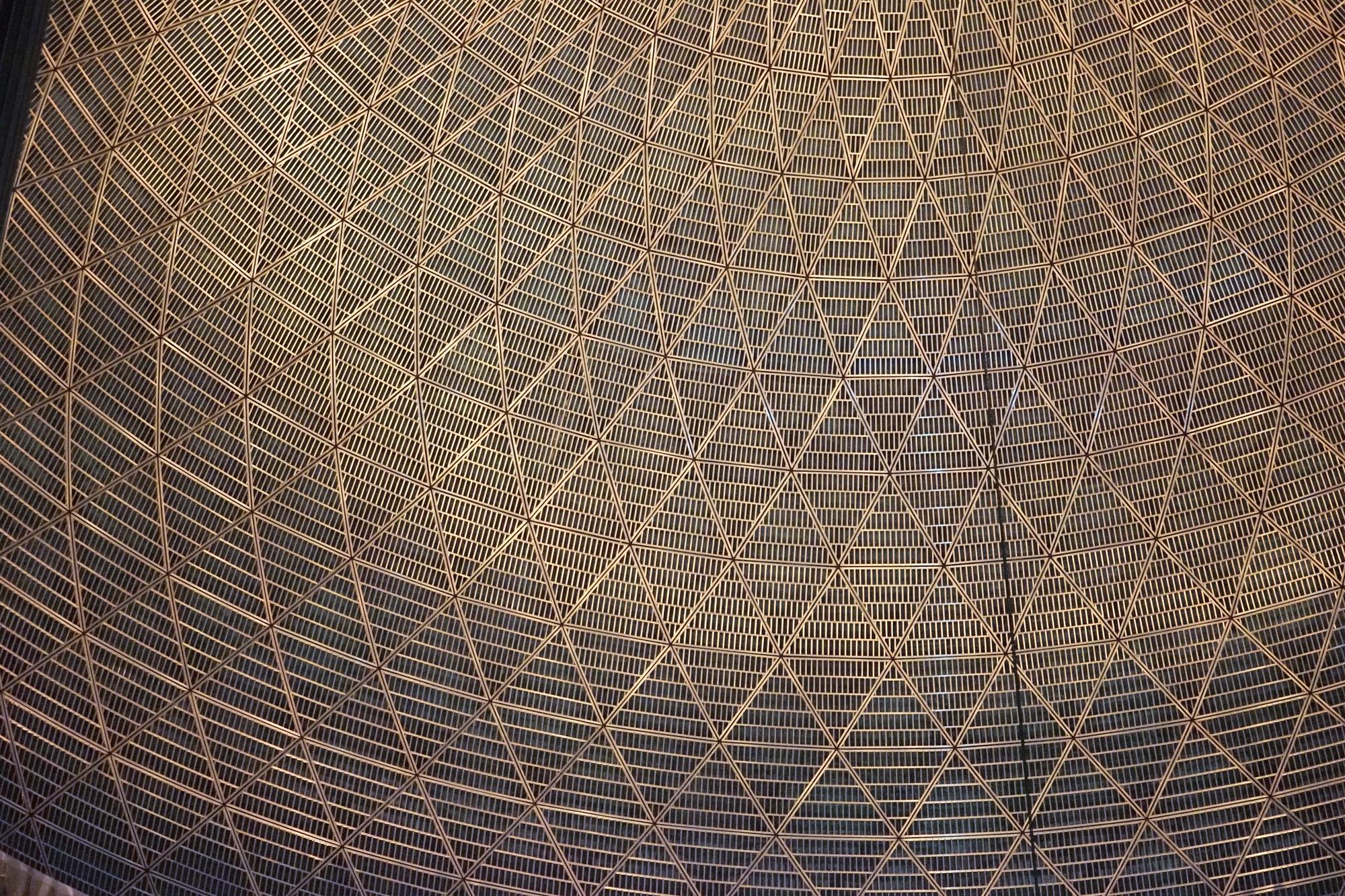 Geometryczny haft z metalicznymi nićmi